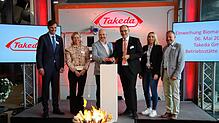 Sie drücken den Startknopf für das neue Biomasseheizwerk (von links): Landrat Zeno Danner, Ingeborg Borgheim (Sprecherin der ...