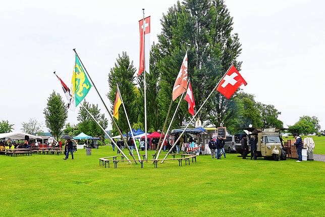 Bild 11: Vespa-Treffen am Bodensee: Am Kreuzlinger Hafen kommen drei Nationen zusammen