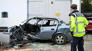 Warum die Frau mit dem Auto gegen die Wand prallte, war noch unklar.