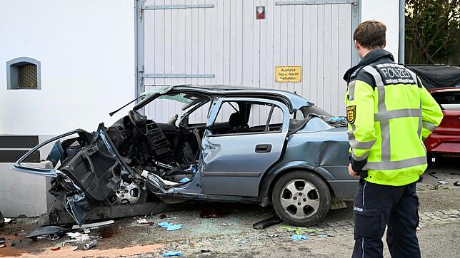 Warum die Frau mit dem Auto gegen die Wand prallte, war noch unklar.