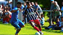 Der SC Konstanz-Wollmatingen (rechts Liam Omore) zählt bei den Bezirksligatrainern zu den großen Titelfavoriten. Der FC Anadolu ...