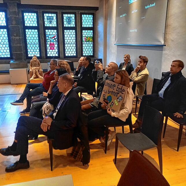 Etliche Konstanzer Hoteliers verfolgen die Diskussion im zuständigen Ausschuss des Gemeinderats über die Einführung einer Bettensteuer.