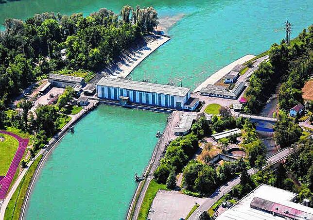 Seit 1933 erzeugt das Kraftwerk Albbruck-Dogern Strom aus Wasserkraft. Diesen grünen Strom will das RWE jetzt zur Produktion von grünem ...