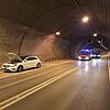 Blick in den gesperrten Bürgerwaldtunnel. Als die Feuerwehr ankommt, hat das Auto bereits aufgehört zu rauchen.