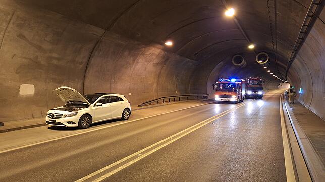 Blick in den gesperrten Bürgerwaldtunnel. Als die Feuerwehr ankommt, hat das Auto bereits aufgehört zu rauchen.