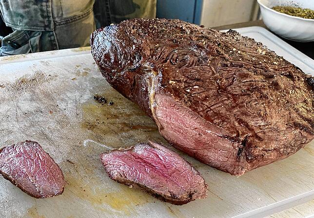 Die Hüfte vom Wasserbüffel ist fertig: Innen ist das Fleisch saftig und rosa.