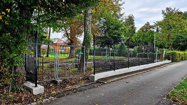 An der Nord- und an der Südseite gibt es Öffnungen im Zaun. Hier sollen später Bürger durch den Park gehen können. Allerdings werden ...