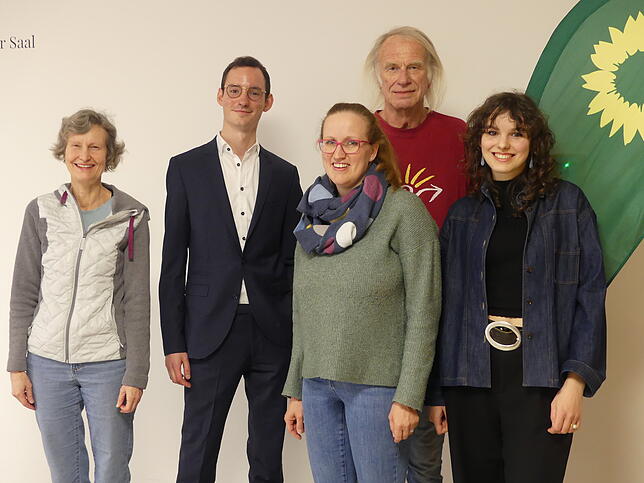 Sie sind bei der Wahlparty der Grünen in der Stadthalle zuversichtlich (von links): Petra Thyen, Bundestagskandidat Jan Lukas Schmitt, ...
