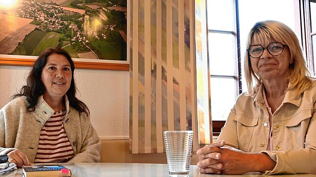 Beate Wohlfahrt und Ortsvorsteherin Karin Müller sorgen sich um den Fortbestand der Dorfjugend in Deisendorf.