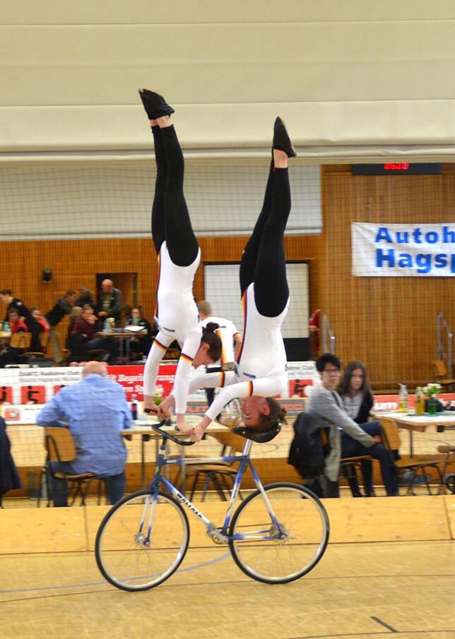 Schwer: Anna Sophia von Schneyder und Anika Paopok beherrschen als einziges Paar der Welt den Lenkerhandstand aus der Stützgrätsche mit ...