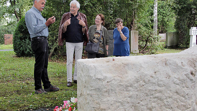 Der Heimatverein will den alten Schwenninger Friedhof vor dem Verfall bewahren und den Bürgern über eine Internetseite die interessante ...