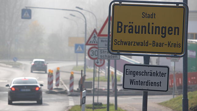 Auf der Donaueschinger Straße drücken die Autofahrer gerne mal aufs Gas. Die Stadt will sich nun digitale Geschwindigkeitstafeln ...