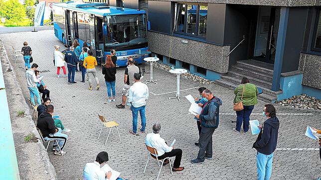 Sehr gut angenommen wird das Angebot des Impfbusses, der bei der Einkaufsnacht in Schonach Station macht.