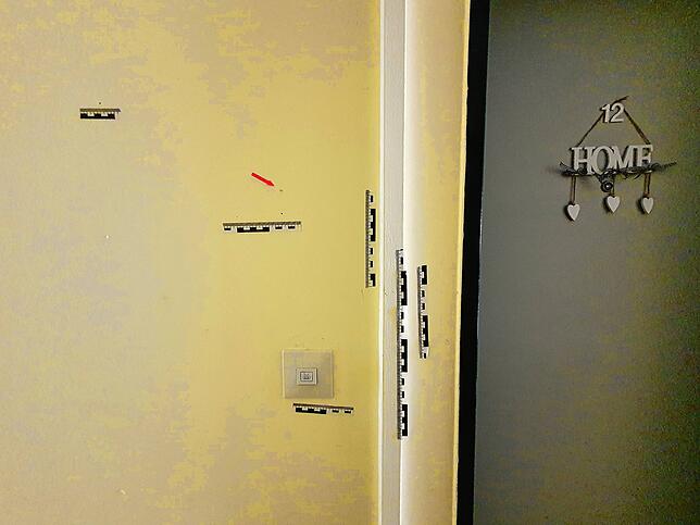 Spurensicherer dokumentierten die zahlreichen Blutspritzer an den Wänden im Flur sowie im Treppenhaus der Trossinger Wohnhausanlage.