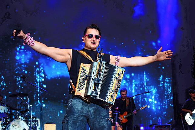 Andreas Gabalier bei seinem Auftritt im Salemer Schlosspark vor 5000 Fans.