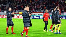 Die vom Pokal-Aus enttäuschten Freiburger Profis auf dem Weg in die Fankurve.