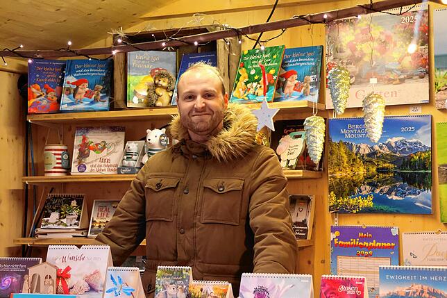 Stefan Reetz arbeitet in der Hütte der Bücherecke. Er sagt: „Dieses Jahr ist es ganz gut.“