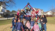 Inmitten des Klettergerüsts platzieren die Vorschüler des Kindergartens am Oberen Tor sowie Manuela Spähler (links) und Patricia Quecke ...
