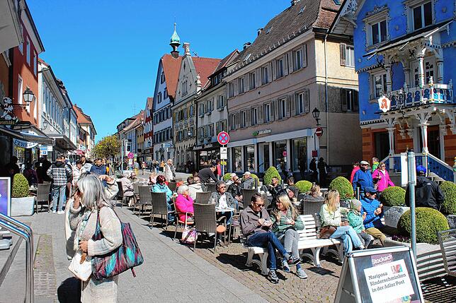 Das erste Eis schmeckte an diesem Nachmittag besonders gut. Überall saßen Menschen und genossen die entspannte Stimmung in der Stadt.