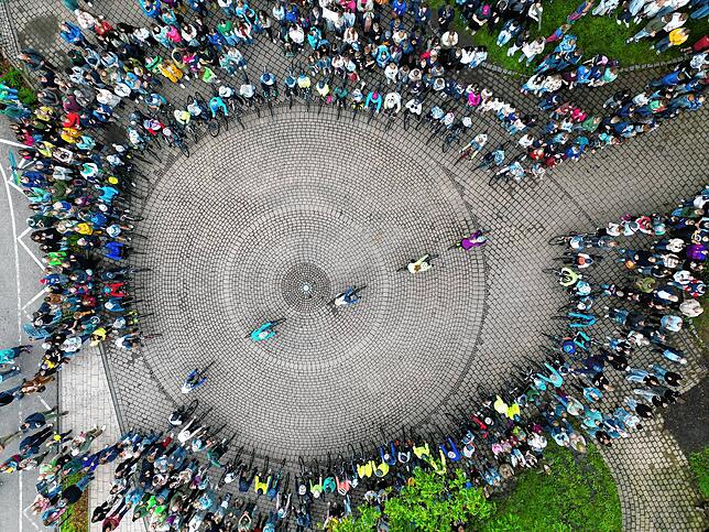 Start an der Waldorfschule Überlingen zur 25. „Tour de Lauro“, bei der 61 Schülerinnen und Schüler aus der siebten Klasse mit dem ...