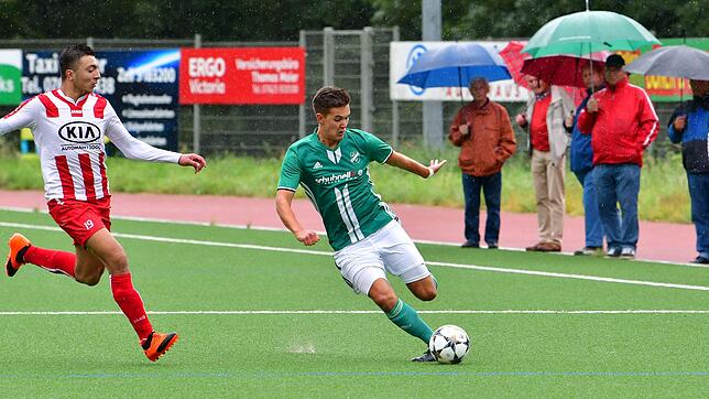 Doppel-Torschütze: Leon Boos (rechts, gegen den Tiengener Celilhan Karacan) traf zwei Mal für den FC Zell beim 6:3 gegen den Bosporus FC ...