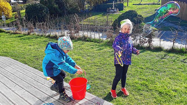 Und los geht es: Riesenseifenblase, die erste! Bild: Nicole Burkhart