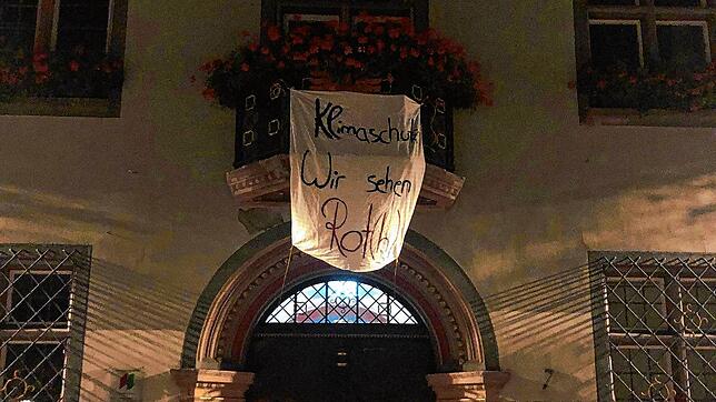 &bdquo;Klimaschutz &ndash; wir sehen Roth&ldquo; steht auf dem Banner. Dieses am Rathausbalkon und weitere an fünf anderen Orten der ...