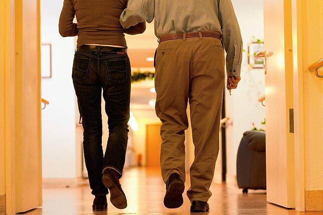 Wer einen Angehörigen zuhause pflegt, kann sich das auch auf die Rente anrechnen lassen.