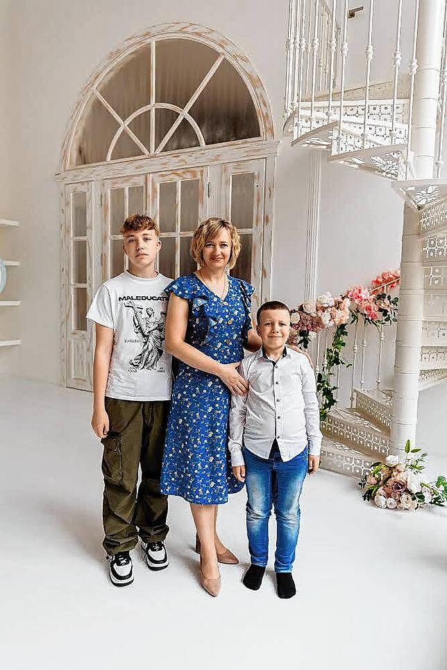 Nataliia Revutska mit ihren Söhnen Stanislav (14) und Maksym (9).