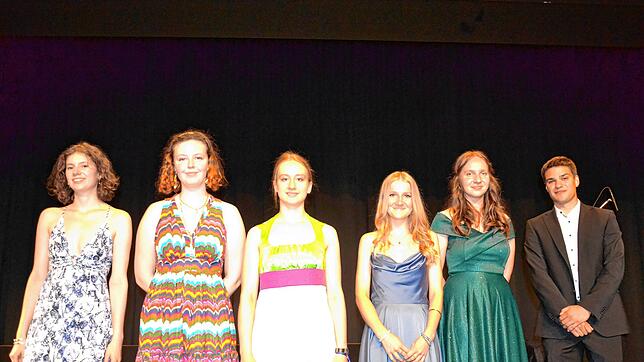 Jana Biehsmann, Alma Holm, Nadezhda Ermakova, Pauline Gampp und Vanessa Maier (von links) schlossen die Schulzeit am Kolleg in ...