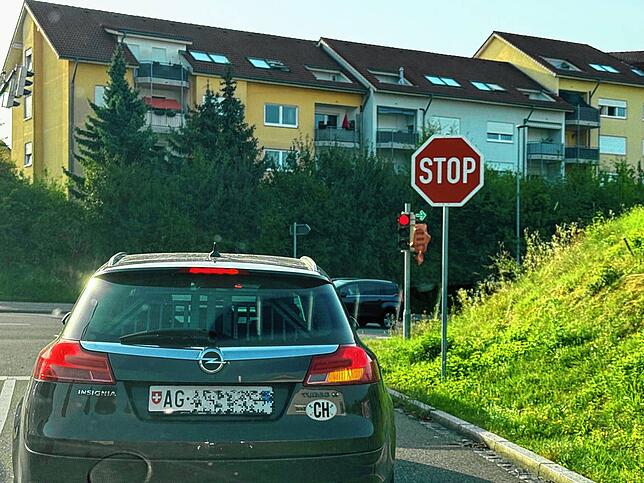 Viele Autofahrer aus der Schweiz kennen den grünen Pfeil nicht und trauen sich nicht, sich bei roter Ampel bis zur Haltelinie vorzutasten.