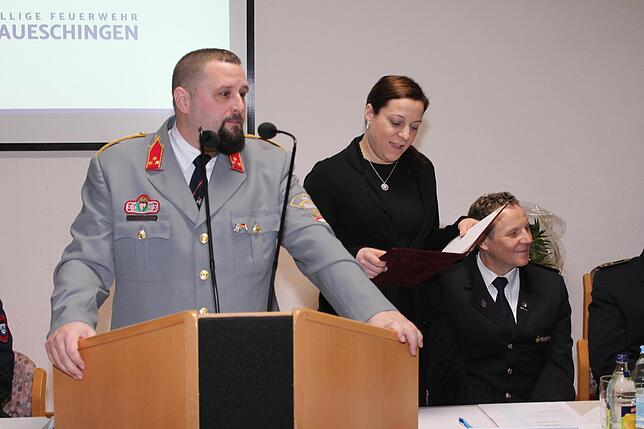 Überraschungsgäste aus Vác: Istvàn Ternay, Vorsitzender des Feuerwehrvereins, Beatrix Forrai mit Kommandant Gerd Wimmer.