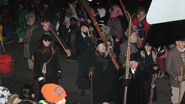 Nostalgisch: Als Skifahrergruppe von anno dazumal zog der Heimatverein im Nachtumzug mit.