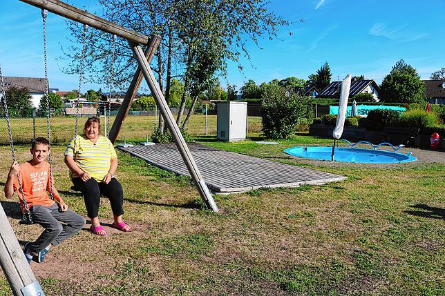 Vieles hat das Freibad in Wolterdingen zu bieten, so auch einen Kinderspielplatz, auf dem Felix Görgen und Alma Kromer ihre Zeit verbringen.