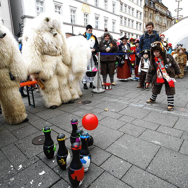 Spiel, Spaß und jede Menge Unterhaltung ist beim Narrenmarkt auf der Marktstätte geboten. Hier laden die Eisbären zum Pinguin-Kegeln ein.