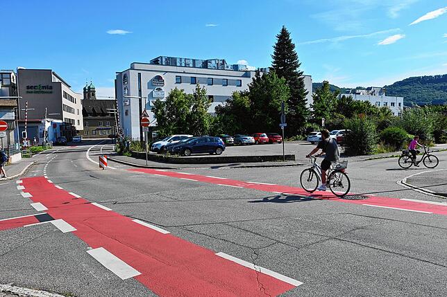 Unser Volontär Moritz Stein auf dem Weg in die Bad Säckinger Innenstadt. Die Fahrradwege sind klar erkennbar.