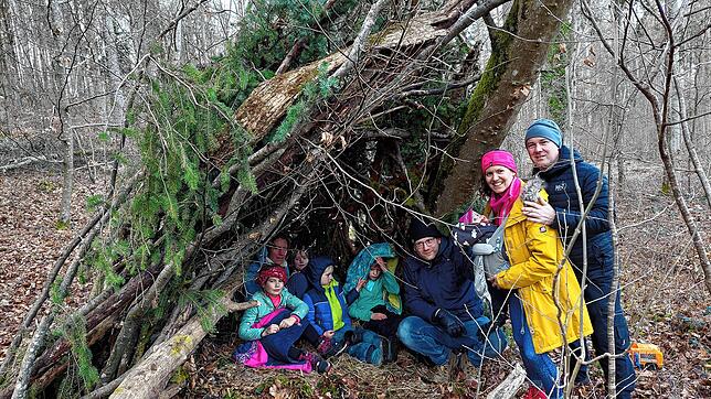 Die Familien Pfitzmann und Fuchs haben es sich beim Kurs &bdquo;Familien-Survival&ldquo; in ihrer selbstgebauten Behausung aus Zweigen ...