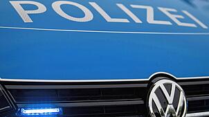 Ein Polizeifahrzeug ähnlich wie dieses (Symbolbild) wurde bei einem Unfall am Sonntag beschädigt. Polizisten wurden verletzt.