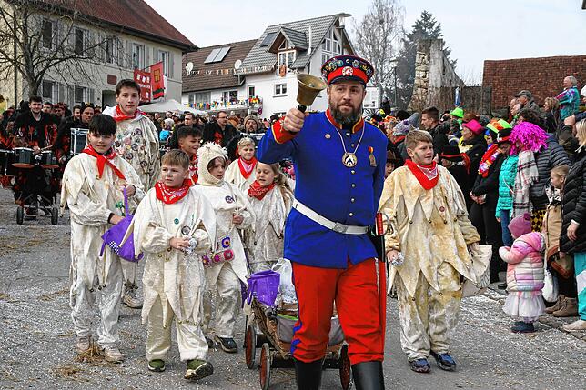Bild 7: So schön war der Jubiläumsumzug zum 60 jährigen Bestehen der Sunnelöscherzunft