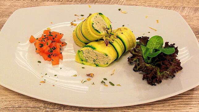 Als Zwischengang werden Cannelloni von der Zucchini mit Tomatenconcasseé serviert.
