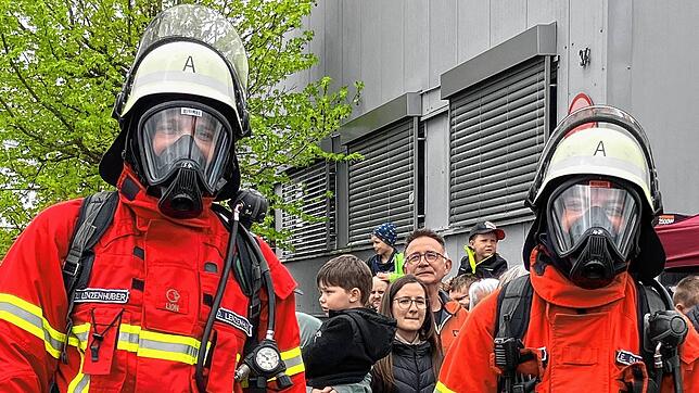 Dominik Lenzenhuber und Enis Gamh Drid in Atemschutzausrüstung. Sie haben den Ernstfall geprobt.