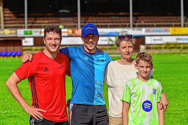 Fanden in St. Georgen optimale Trainingsbedigungen vor. Die Eisschnelllaufprofis Dominik Mayrhofer, Hendrik Dombek, Trainerin Andrea ...