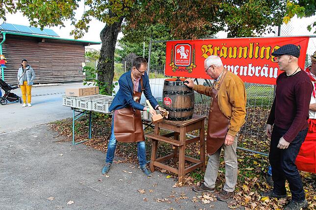Bild 9: Wenn es in Bräunlingen keine Kilbig gibt: Der Herbsthock lockte auch viel junge Leute zum Stadion