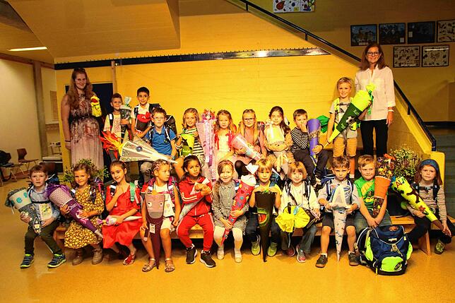 20 Kinder sind in die Klasse 1b der Weihermattenschule eingeschult worden. Die Klassenlehrerinnen sind Martina Forstmeyer (rechts) und ...