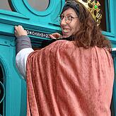 Laura bringt den Segensspruch an der Rathaustür an.