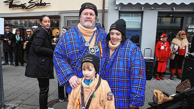 Bild 17: Schmotziger Dunschtig: Auf der Marktstätte treffen sich die Narren und Hästräger
