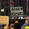 Zehntausende Menschen haben gegen Rechtsextremismus demonstriert, wie hier in Freiburg auf dem Platz der alten Synagoge.