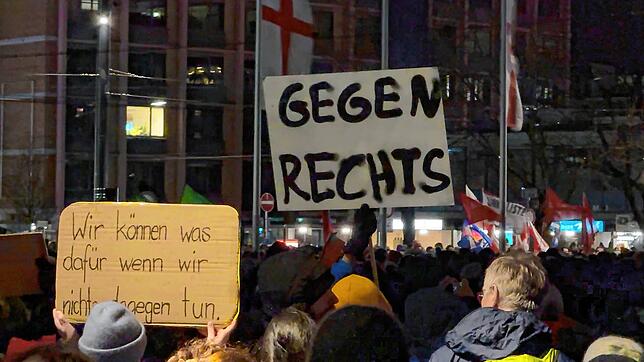 Zehntausende Menschen haben gegen Rechtsextremismus demonstriert, wie hier in Freiburg auf dem Platz der alten Synagoge.