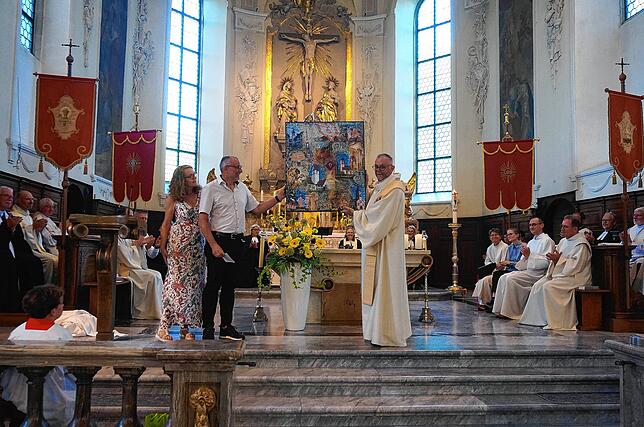 Anerkennende Worte und schöne Geschenke: Im Abschieds- und Dankgottesdienst von und für Pfarrer Ulrich Sickinger überreichen Ulrika ...