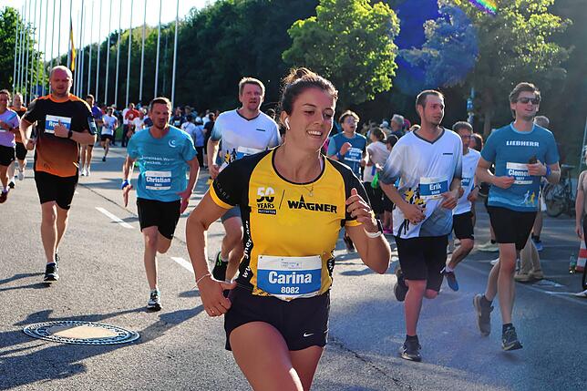 Bild 6: Mit Ausdauer und Kreativität- tausende Läufer messen sich beim ZF Firmenlauf